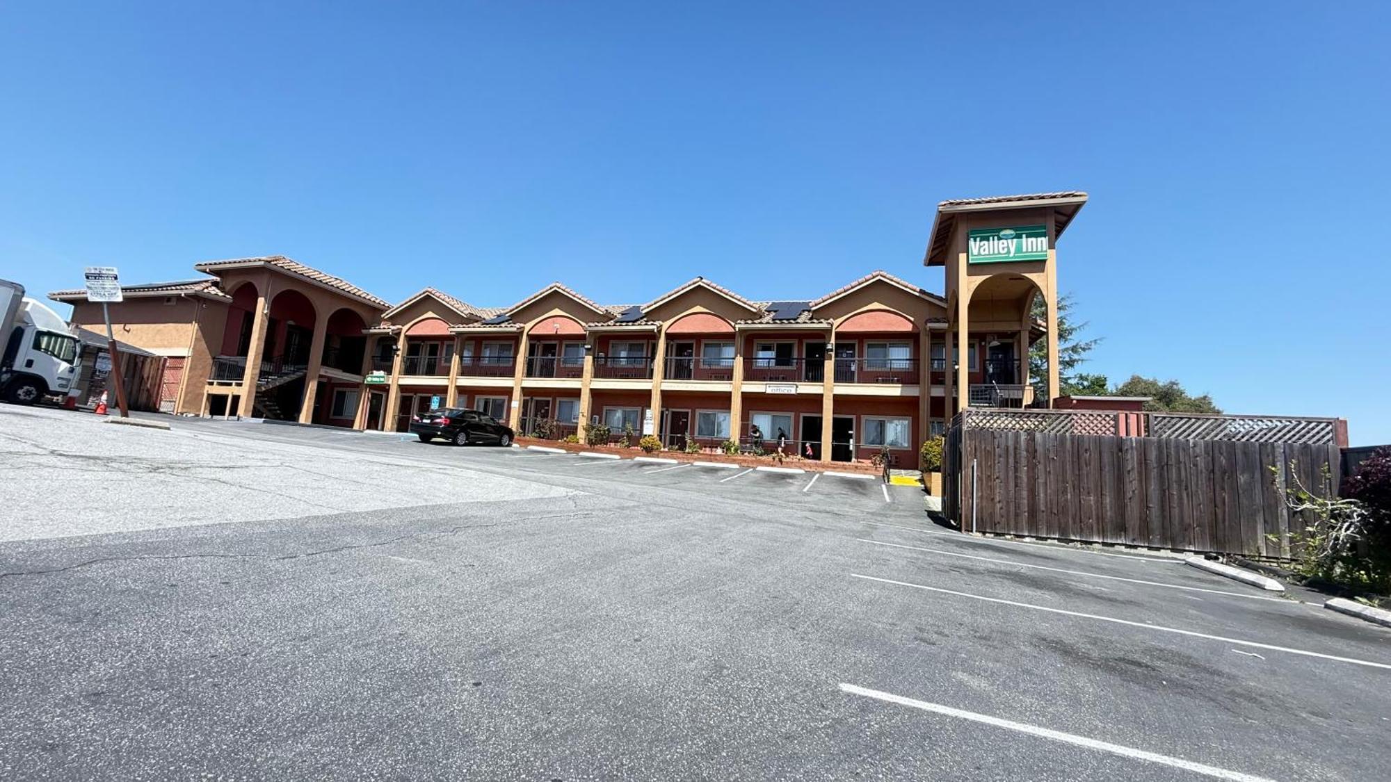Valley Inn Уотсонвилл Экстерьер фото